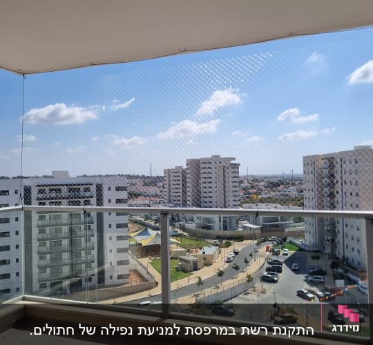 רשת שקופה מותקנת על מרפסת למניעת כניסת יונים